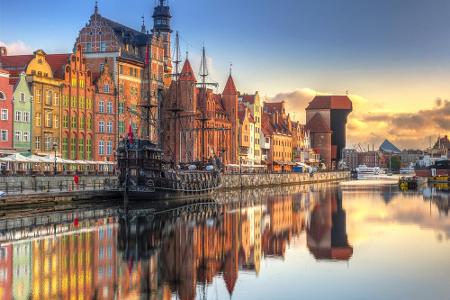 Danzig ist eine Hafenstadt an der polnischen Ostseeküste. Die bunte Altstadt ist ein Highlight, aber auch der Hafen und die ...