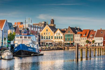 Husum in Nordfriesland beeindruckt mit bunten Häuserfassaden, einem wunderschönen Hafen und kleinen Gässchen. Das UNESCO-Wel...