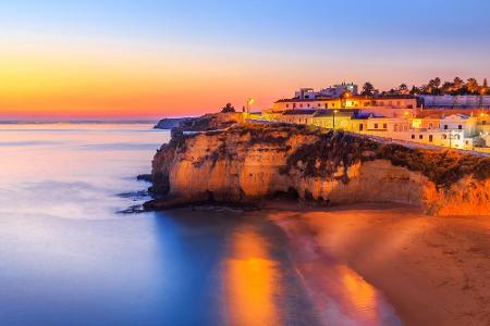 Im Süden von Portugal befindet sich der Badeort Carvoeiro. Das ehemalige Fischerdorf liegt in der Algarve und ist ein belieb...