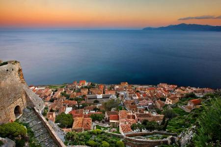 In Griechenland lockt die Stadt Monemvasia. Lediglich eine Zufahrtsstraße führt zu dem Küstenort, der sich auf einem Felsen ...