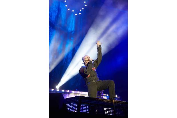 Selbst bei Schock-Rockern wie Slipknot wird das Personal natürlich nicht mit Blut bezahlt, die Helfer wollen Bares sehen. Di...