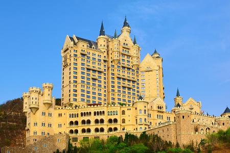 Das Schloss Neuschwanstein zählt zu den meistbesuchten Sehenswürdigkeiten in Deutschland. In der chinesischen Stadt Dalian w... Das Schloss Neuschwanstein zählt zu den meistbesuchten Sehenswürdigkeiten in Deutschland. In der chinesischen Stadt Dalian w...