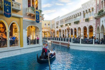 In der Casino-Stadt gibt es aber noch weitere Nachbildungen. So wurde zum Beispiel ein kleines Venedig errichtet. Das Hotel ...