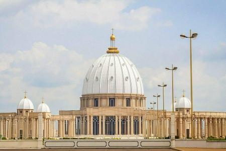 Eine Kopie des Petersdoms in Rom befindet sich in Afrika. Die Basilika Notre-Dame-de-la-Paix steht in Yamoussoukro, Elfenbei...