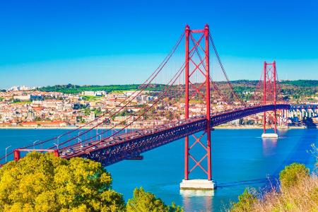 Die Brücke Ponte 25 de Abril verbindet die Stadt Lissabon mit Almada und hat starke Ähnlichkeit mit der berühmten Golden Gat...