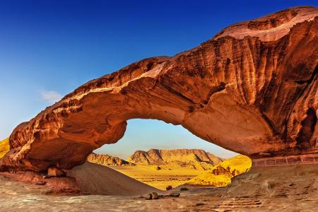 2011 wurde mit Wadi Rum eine Halbwüste zum Unesco-Weltkulturerbe ernannt. Die Sandstein- und Granitformationen mögen ein Gru...
