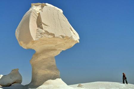 Die Weiße Wüste in Ägypten wirkt eher wie ein extra angelegter Skulpturenpark. Die 80 Millionen Jahre alten Monolithen beste...