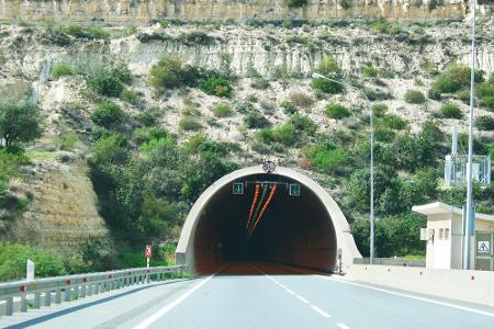 Den ADAC-Tunneltest haben mehr als die Hälfte der 16 getesteten Röhren in Österreich, Italien und der Schweiz nicht bestande...