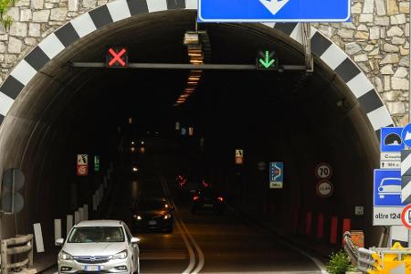 In 44 Prozent der Tunnel fanden die Experten entgegen der geltenden EU-Richtlinien keine Pannenbuchten. In zwei weiteren Tun...