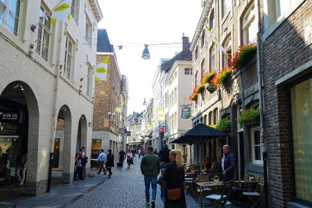 Im äußersten Süden der Niederlande liegt Maastricht. Die Uni-Stadt wird vor allem von jungen Leuten bevölkert, weshalb es vi...