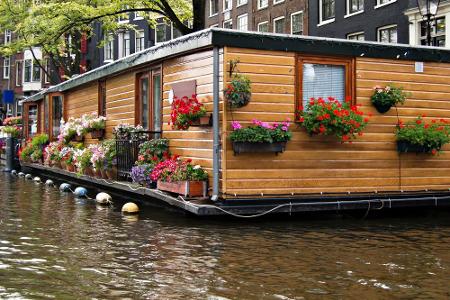 Keine Lust auf ein Hotelzimmer? Dann ist ein Hausboot genau das Richtige! Sowohl in Amsterdam als auch in anderen Städten am...