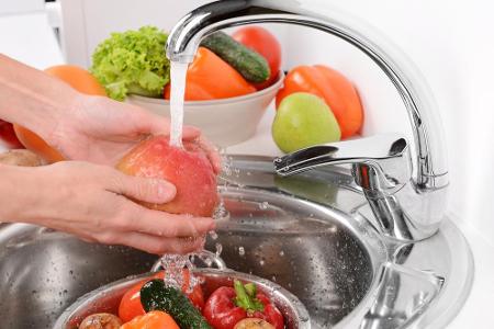 Tipp 1: Waschen Sie das Obst und Gemüse erst kurz bevor sie es verzehren möchten. Durch die Feuchtigkeit entstehen leichter ...