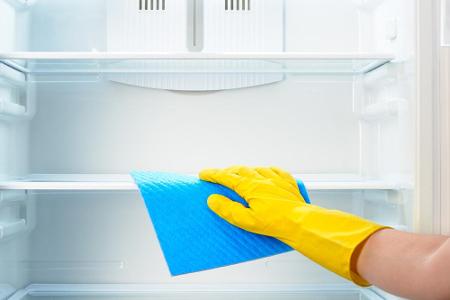 Tipp 10: In regelmäßigen Abständen muss der Kühlschrank gereinigt werden. Dafür alle Lebensmittel hinausstellen und mit warm...