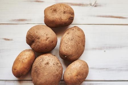 Tipp 11: Lagern Sie Kartoffeln an einem möglichst dunklen Ort. Eine Temperatur von vier bis acht Grad ist für die Kartoffel ...