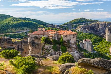 Griechenland hat weitaus mehr als die Akropolis zu bieten: In den Meteora Felsen liegen versteckte Klöster, die auf spitzen ...