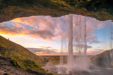 Wie ein offener Mund erscheint die Öffnung der Höhle hinter dem Sejalandsvoss im Süden Islands, fast so als würde sie über d...