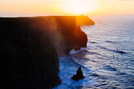 Der schmale Grat der wilden Steilklippen Cliffs of Moher an der Südwestküste Irlands ist nichts für schwache Gemüter, hat er...