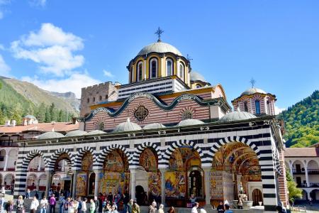 In der Nähe von Sofia liegt das Kloster Rila, welches zu den größten Bulgariens zählt. Die Anlage beeindruckt durch die fili...
