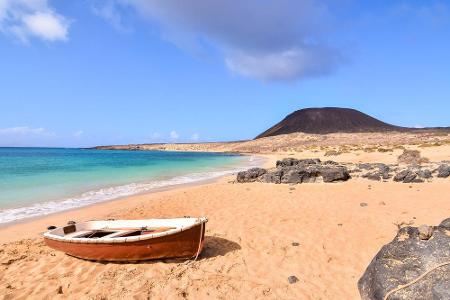 Wie wäre es mit La Graciosa? Die kleinste der kanarischen Inseln zählt nicht mal 700 Einwohner und wird von Lanzarote aus mi...