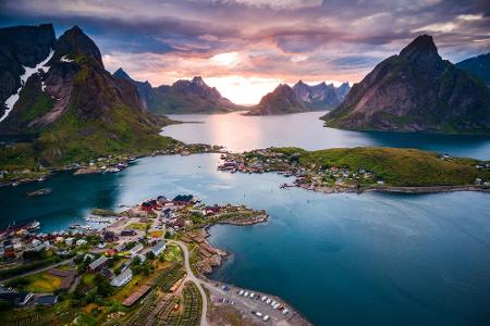 Die Lofoten an der Küste Norwegens bieten einiges: Hervorragende Angelmöglichkeiten, unberührte Natur und versteckte Dörfche...