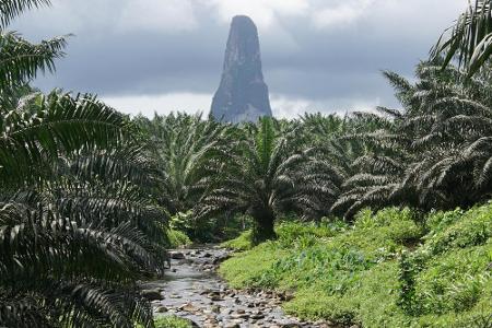 Willkommen auf São Tomé und Príncipe. Der zweitkleinste afrikanische Staat (nach den Seychellen) liegt etwa 250 km westlich ...