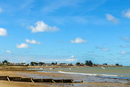 Die Île de Noirmoutier ist eine kleine, französische Insel an der Loiremündung am Atlantik, die im krassen Gegensatz zur übe...