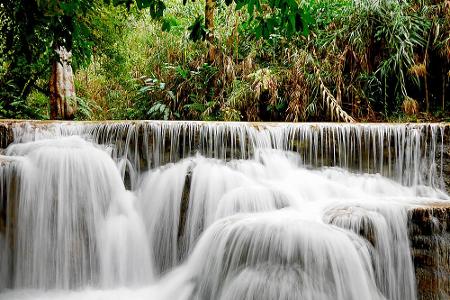 Der Kuang-Si-Wasserfall ist ein mehrstufiger Wasserfall in der Provinz Luang Prabang in Laos. Bis zu 60 Meter stürzen die Ka...