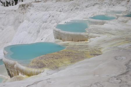 Die Thermalquellen von Pamukkale in der Türkei haben eine Temperatur von 30 Grad und gehören zum UNESCO Weltkulturerbe.