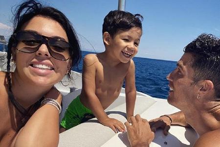 Endlich wieder Urlaub! Auch die Stars packt jetzt das Fernweh. Cristiano Ronaldo macht mit der ganzen Familie Urlaub an der ...
