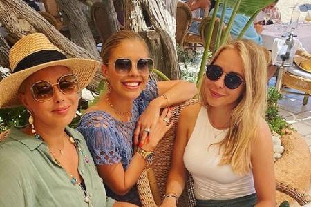 Moderatorin Victoria Swarovski urlaubt auf Ibiza - mit Nina Neuer genießt sie einen Mädels-Trip auf einer Luxus-Yacht. 