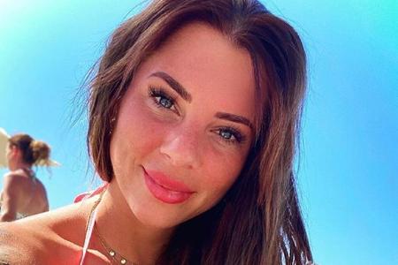 Jenny Frankhauser sendet ihren Instagram-Followern mit diesem Selfie Urlaubsgrüße aus Griechenland - dort macht sie derzeit ...