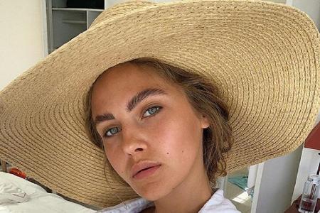 Model Elena Carrière macht seit einigen Tagen Urlaub an der portugiesischen Algarve - inklusive Riesenhut als Sonnenschutz. ...