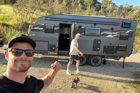 Chris Hemsworth bleibt zuhause in Australien. Mit seiner Familie inklusive Bruder Liam fuhr er ein paar Tage an der Küste Au...