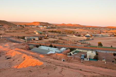 Anfang des 20. Jahrhunderts wurde im australischen Outback ein Opal gefunden. Heute ist die Gegend um Coober Pedy eines der ...