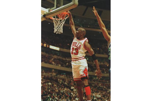 Michael Jeffrey Jordan, der beste Basketballer aller Zeiten, kommt in der ewigen Rangliste auf den vierten Platz. Hätte MJ a...