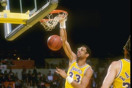 Uneinholbar auf Platz eins liegt ein weiterer Laker: Kareem Abdul-Jabbar. Der 2,18-Meter-Riese gewann sechs Ringe, fünf davo...