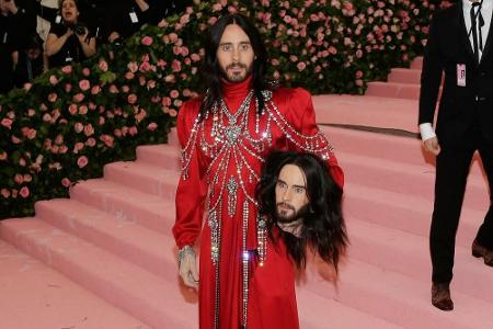 Einen skurrilen Auftritt legte Jared Leto 2019 hin. Der Sänger und Schauspieler erschien in einer roten, langen Robe von Ale...
