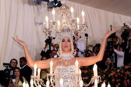Im wahrsten Sinne des Wortes strahlend kam Katy Perry im selben Jahr. In einem Kronleuchter-Kostüm, mit Kerzenständern um Ko...