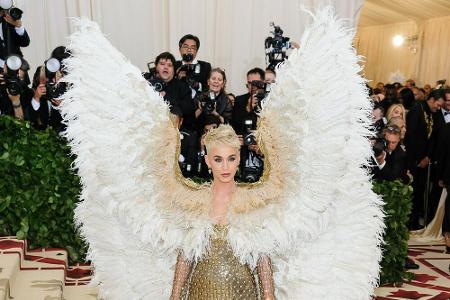 Ein Jahr zuvor stand der Sängerin der Sinn eher nach etwas Himmlischen: In einer Kreation aus dem Atelier Versace schwebte s...