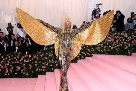 Schauspieler und Sänger Billy Porter ließ sich erst in einer Sänfte hereintragen und zeigte auf der Met Gala 2019 dann ein g...