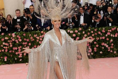Céline Dion wählte eine funkelnde und eigenwillige Kreation von Oscar de la Renta mit passendem Kopfschmuck.