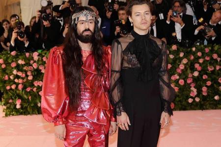 Gucci-Designer Alessandro Michele und Sänger Harry Styles (r.) auf dem roten Teppich: Styles zeigte ein schwarzes Gucci-Outf...