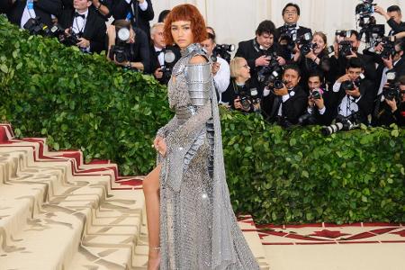 Lobend wurde noch das Outfit von Sängerin und Schauspielerin Zendaya hervorgehoben. Sie stellte mit verblüffender Ähnlichkei...