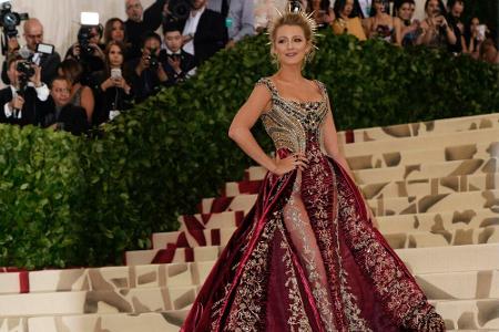 Blake Lively kam in Christian Louboutin und Heiligenschein. Die weinrote Robe in Brokat-Optik dürfte nicht nur die Fotografe...