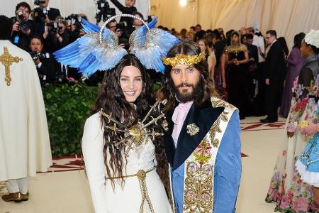 Jared Leto kam als eine Mischung aus Jesus und König Artus. In Begleitung von Lana Del Rey, die zwei Flügel auf dem Kopf tru...