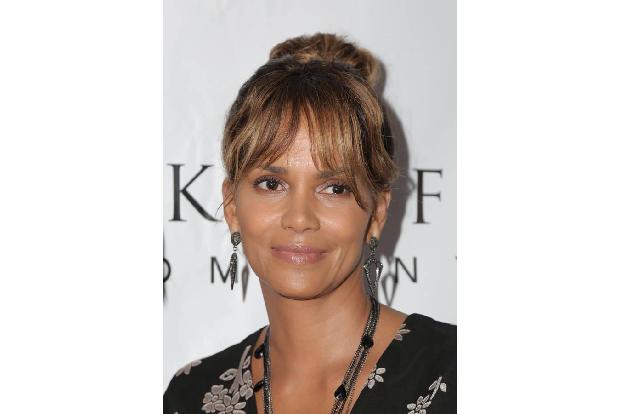 Halle Berry gehört ebenfalls zu den Gegnerinnen von Botox und Co., auf die immer mehr Frauen zurückgreifen. 2012 erzählte si...