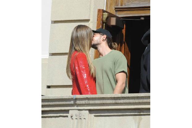 ...ihre Liebelei mit Tom Kaulitz für Aufsehen. Nach wochenlangen Gerüchten lieferte dieses Kussfoto den Beweis, dass die bei...
