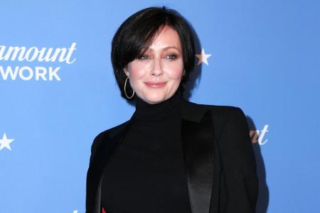 Bei Shannen Doherty wurde 2015 Brustkrebs diagnostiziert, danach musste sie sich in Chemotherapie begeben und einer Mastekto...