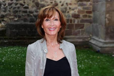 Susanne Uhlen gab 2014 bekannt, dass sie an Brustkrebs erkrankt sei. Durch die Erkrankung hat sich ihr Leben gewandelt: Sie ...