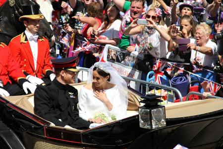 Tausende jubelten Meghan und Harry zu.